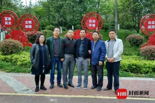 贵阳高坡中学教师集体强奸女生案的6名涉案者,从左往右分别是刘娟,陈书昌,杨昌洪,雷良书,李铧,蓬兴明。封面新闻记者 梁波 刘开怡 贵阳摄影报道
