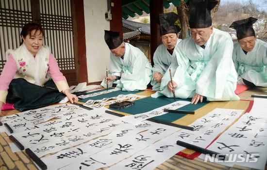 韩国人提前庆祝立春:贴汉字对联 白纸黑字亮了