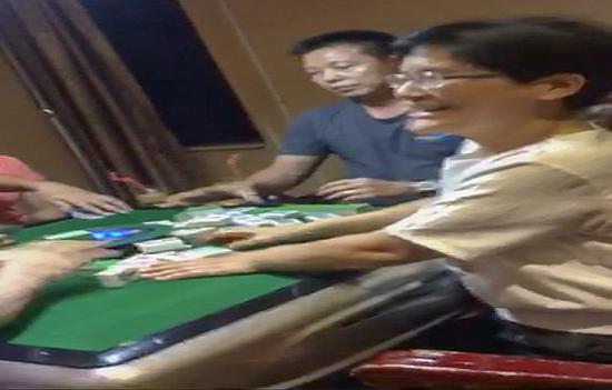 易真武拍摄的张家慧打麻将视频截图。受访者供图。