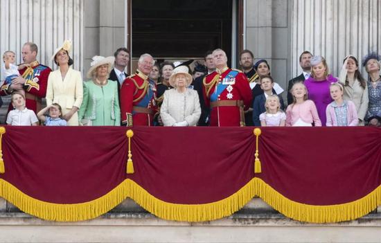 6月8日，在英国伦敦，英女王伊丽莎白二世（中）和王室成员在白金汉宫阳台上庆祝女王93岁生日。新华社发（雷伊·唐摄）