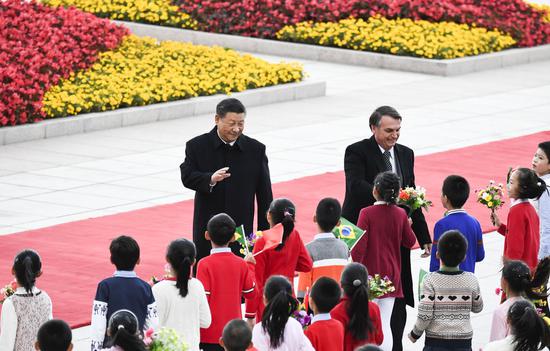 图为2019年10月25日,习近平在人民大会堂东门外广场为到访的巴西总统博索纳罗举行欢迎仪式。在巴西出席金砖国家领导人会晤期间,习主席还将同博索纳罗总统举行会谈。这将是一个月内两国元首再次互动。新华社记者高洁摄