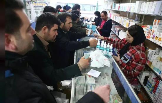 伊朗人纷纷到药店买防护口罩(图源:路透社)