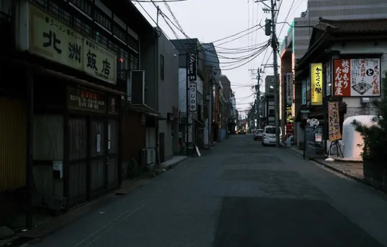 ·神戶一處商業街上的不少店舖都已倒閉。