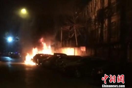 山西省长治市潞州区角沿村一小区多辆轿车着火,经确定是人为纵火烧车。现场视频截图