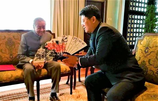 5月24日，马哈蒂尔会见中国驻马来西亚大使白天 图自《新海峡时报》