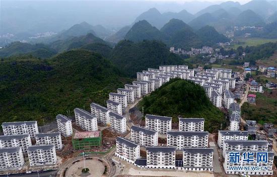 这是2018年10月15日无人机拍摄的湖北省宣恩县易地扶贫搬迁的沙道沟镇松坪安置点。 新华社发(宋文 摄)