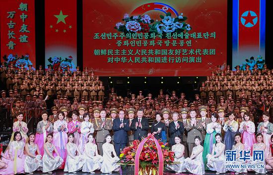 1月27日,中共中央总书记、国家主席习近平和夫人彭丽媛在北京会见以朝鲜劳动党中央政治局委员、中央副委员长、国际部部长李洙墉为团长的朝鲜友好艺术团。会见后,习近平和彭丽媛观看了朝鲜友好艺术团的演出。这是演出结束后,习近平和彭丽媛上台同演职人员合影留念,祝贺演出取得成功。 新华社记者 庞兴雷 摄