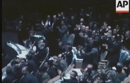 ▲图为1971年联合国大会投票恢复我国合法席位,众多非洲国家的代表在为中国鼓掌庆祝