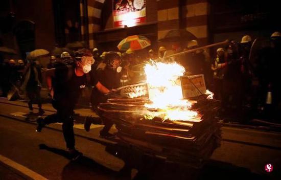 ▲极端示威者在香港纵火 (图via Reuters)