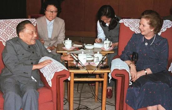 1982年9月24日,邓小平和撒切尔夫人在北京人民大会堂会谈。