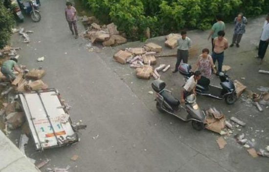 中青报:7吨猪肉遭哄抢,别让被抢者“自认倒霉”