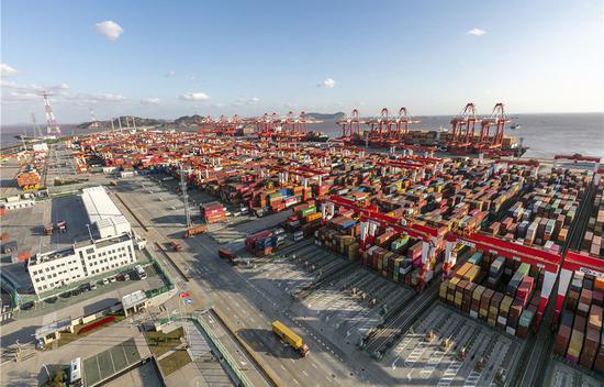 这是2020年11月3日拍摄的上海洋山港集装箱码头。