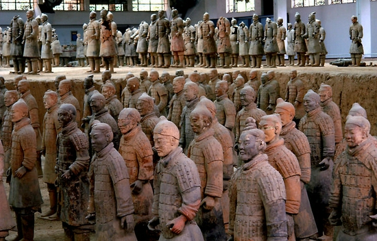 位于陕西省临潼秦始皇兵马俑博物馆一号坑内出土的陶俑(2007年5月28日摄)。新华社记者 王颂 摄