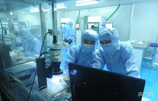 康希诺生物工作人员正在进行疫苗研发（央广网记者 周思杨 摄）