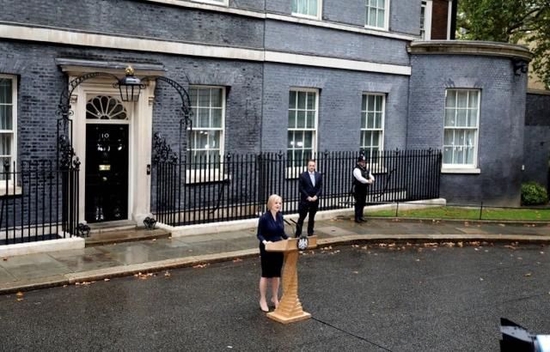 9月6日，在英国伦敦唐宁街10号的首相府，新就任的英国首相伊丽莎白·特拉斯（前）发表讲话。新华社 图