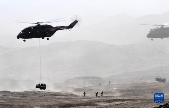 陆军练兵备战及转型建设集训中,某空中突击旅进行实兵实弹演练(2018年5月23日摄)。新华社记者 张永进 摄