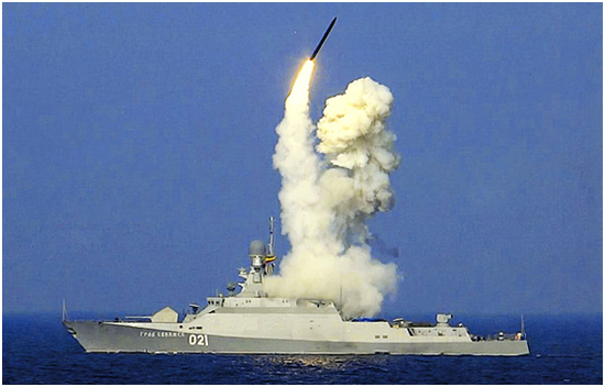 俄军护卫舰发射“口径”巡航导弹