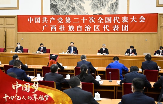 2022年10月17日,习近平同志参加党的二十大广西代表团讨论。