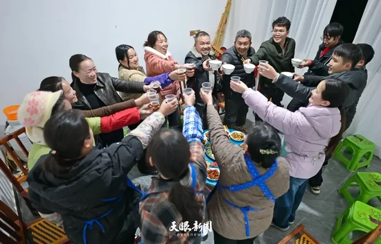  2月9日，在浙江省金華市務工的楊羅妹回到位於惠水縣斷杉鎮熊降村的家裡吃團圓飯。