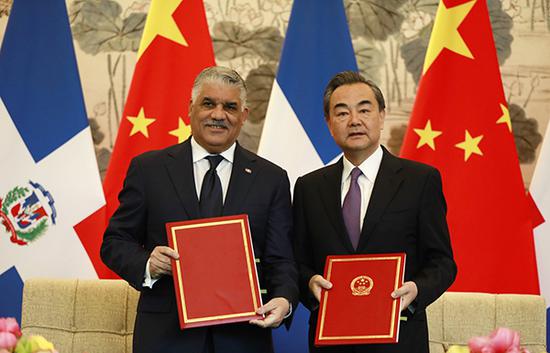 5月1日,中国国务委员兼外交部长王毅在北京与多米尼加外长巴尔加斯签署《中华人民共和国和多米尼加共和国关于建立外交关系的联合公报》。东方IC 图