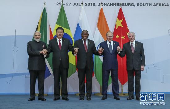7月26日，金砖国家领导人第十次会晤在南非约翰内斯堡举行。南非总统拉马福萨主持。中国国家主席习近平、巴西总统特梅尔、俄罗斯总统普京、印度总理莫迪出席。这是五国领导人合影。新华社记者 谢环驰 摄