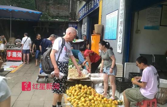 ▲杨炳林在菜市场