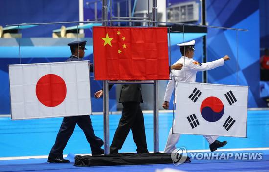 亚运会颁奖仪式上,韩国国旗被挂反。(韩联社)