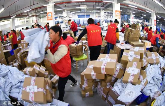 ▲2019年11月11日，江苏连云港，工作人员正在加紧发送快递包裹。（视觉中国）
