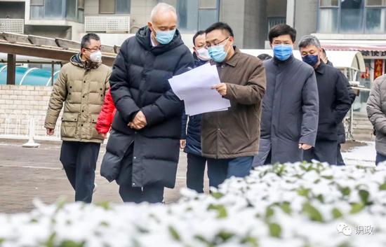 察看社区防控措施落实情况。