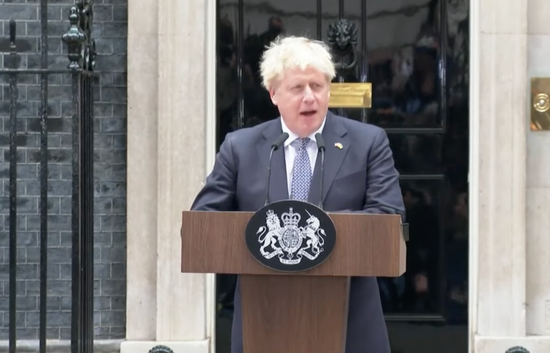 英国首相鲍里斯·约翰逊在伦敦唐宁街10号门前发表讲话说，他辞去保守党党首和首相职务，但将留任至新领导人产生。图片来源：网络视频直播截屏