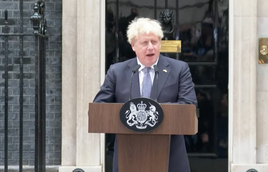 英国首相鲍里斯·约翰逊在伦敦唐宁街10号门前发表讲话说,他辞去保守党党首和首相职务,但将留任至新领导人产生。图片来源:网络视频直播截屏