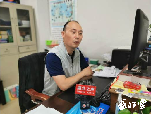 图为李凯向记者先容湖北水库防汛形势