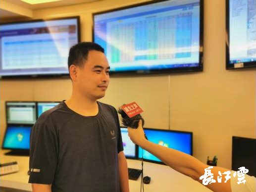 图为虞赟担当湖北之声记者采访