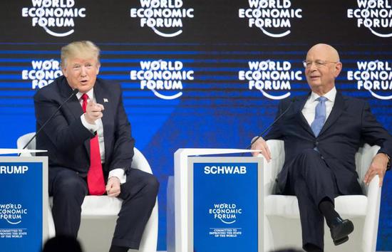 美国总统特朗普1月26日在达沃斯世界经济论坛年会上为其“美国优先”政策辩护，称“美国优先”并非“美国孤立”。新华社记者徐金泉摄