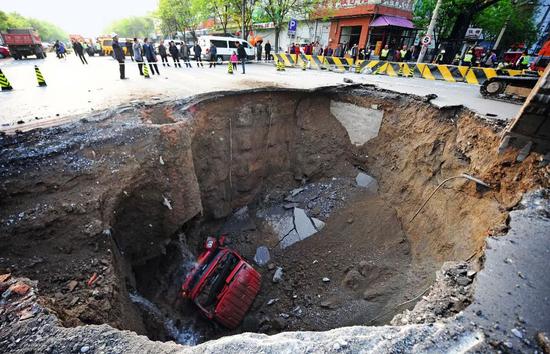 城市路面坑塌、造成事故的案例时有发生。图/视觉中国