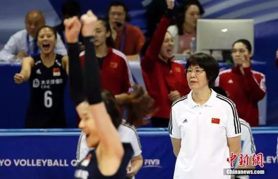 資料圖:2019年東京奧運女排資格賽中,郎平在場邊指揮隊伍。湯彥俊 攝
