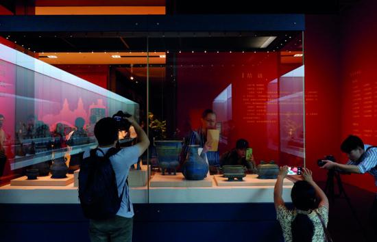  9月17日，“回归之路——新中国成立70周年流失文物回归成果展”现场，曾伯克父青铜组器备受关注。 摄影/本刊记者 黄孝光