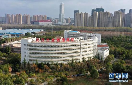 图 | 2月8日,从空中俯瞰武汉市金银潭医院(无人机照片)。(来源:新华社)