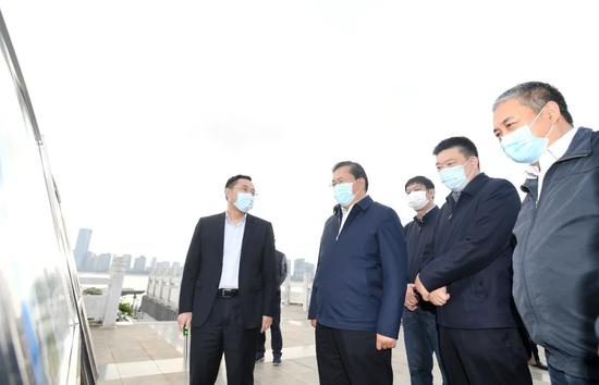 在汉口龙王庙险段,王忠林、周先旺具体检察防洪形势图,细致领会堤防综合整治情形。长江日报记者周超 摄