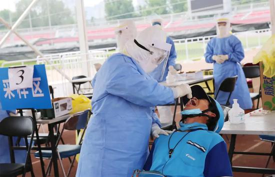 ↑配合医务工作者完成采样