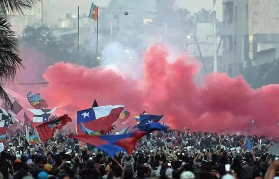 2019年11月8日，智利示威人群聚集在首都圣地亚哥市中心，引发持续社会动荡。图源：新华社