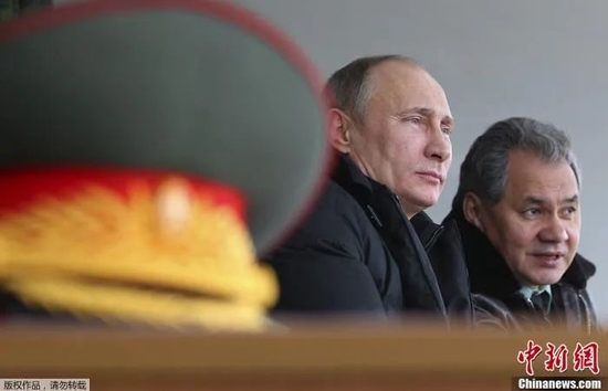  资料图：俄总统普京观看俄军军演。
