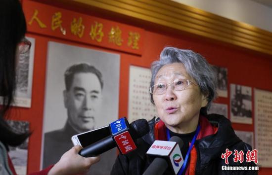 资料图:周恩来侄女周秉德参观访问广东潮州涵碧楼。涵碧楼是周恩来总理在潮汕地区开展革命工作的旧地。 中新社记者 陈启任 摄