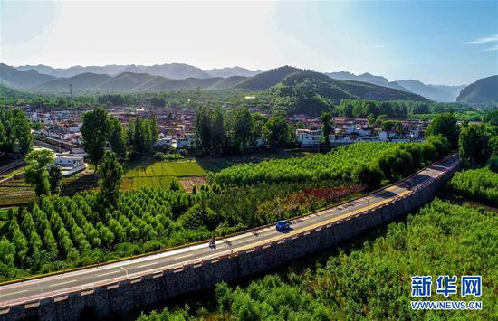 这是河北省邯郸市涉县河南店镇王堡村外的公路(2018年5月29日无人机拍摄)。新华社记者 王晓 摄