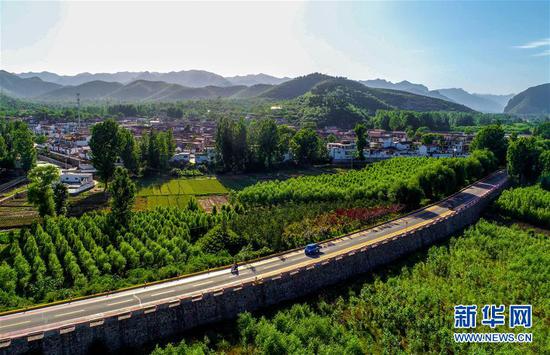 这是河北省邯郸市涉县河南店镇王堡村外的公路（2018年5月29日无人机拍摄）。新华社记者 王晓 摄