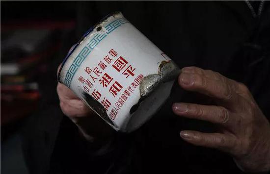 张富清珍藏了几十年的搪瓷缸(3月31日摄)