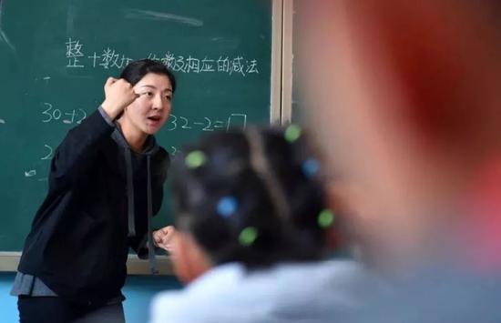  2018年5月18日，教师拉姆次仁在给听障班一年级学生上数学课。（新华社记者晋美多吉 摄）