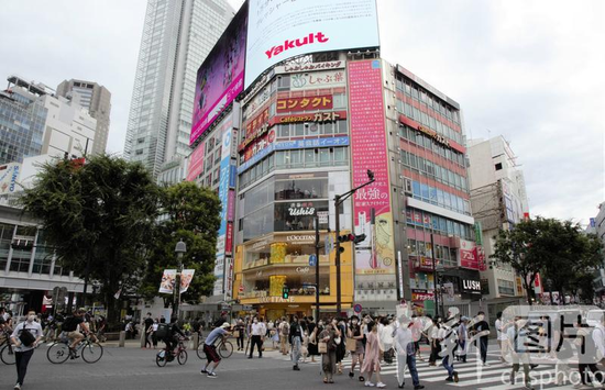 △当地时间7月11日，东京年轻人聚集地涩谷街头，人流密集。近期东京日增确诊数连续3日过200，年轻感染者居多。中新社记者 吕少威 摄