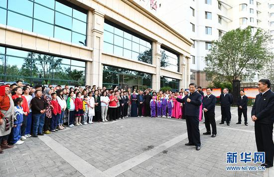 6月7日至9日,中共中央总书记、国家主席、中央军委主席习近平在青海考察。这是7日下午,习近平在西宁市城西区文汇路街道文亭巷社区同群众亲切交流。新华社记者 谢环驰 摄