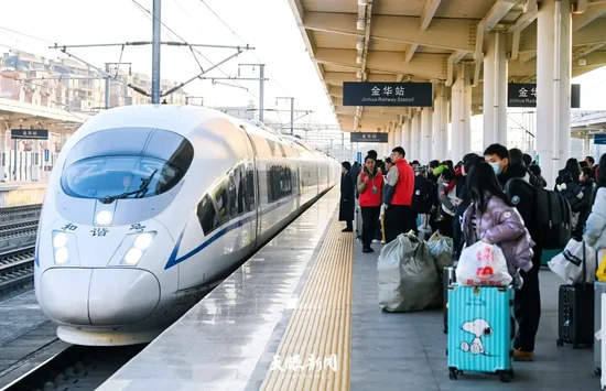  2月9日，返鄉乘客在站台上排隊上車。